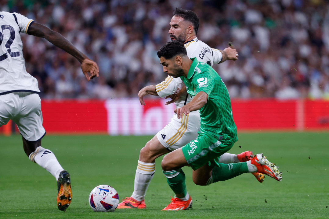 El defensa del Real Madrid Dani Carvajal (detrás) lucha con Ayoze Pérez, del Betis, durante el partido de la jornada 38 de LaLiga que Real Madrid y Real Betis disputaron en el estadio Santiago Bernabéu, en Madrid. EFE/Javier Lizón