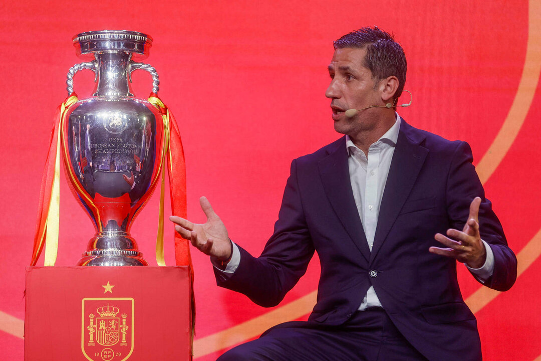 El exfutbolista Joan Capdevila durante la presentación de la primera lista de 29 jugadores convocados para la disputa de la Eurocopa 2024, en la Ciudad del Fútbol de Las Rozas (Madrid). EFE/Fernando Alvarado