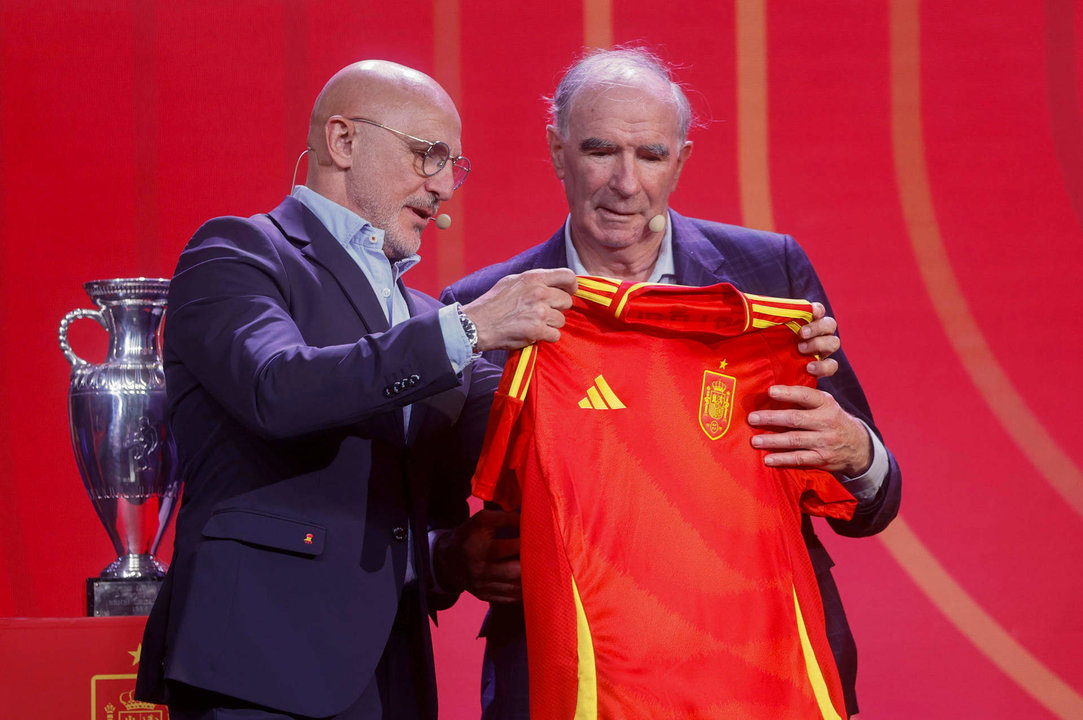 El exfutbolista José Ángel Iribar (d), recibe una camiseta conmemorativa del seleccionador español, Luis de la Fuente, durante la ceremonia de presentación de la primera lista de 29 jugadores convocados para la disputa de la Eurocopa 2024, en la Ciudad del Fútbol de Las Rozas (Madrid). EFE/Fernando Alvarado