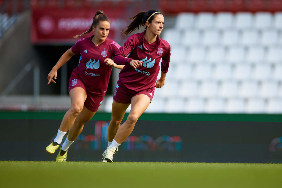 Las jugadoras de la selección española Tere Abelleira (i) y Aitana Bonmatí (d) participan en el entrenamiento de este jueves en el Vejle Stadion de Dinamarca, donde el equipo nacional disputará mañana ante la selección danesa el primero de sus dos partidos de clasificación para la Euro de 2025. EFE/RFEF/David Aliaga SOLO USO EDITORIAL, SOLO DISPONIBLE PARA ILUSTRAR LA NOTICIA QUE ACOMPAÑA (CRÉDITO OBLIGATORIO) FOTO RFEF