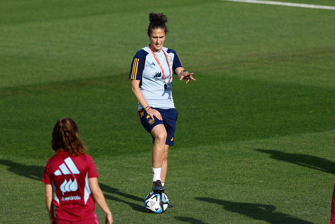 La entrenadora de la selección española, Montse Tomé, dirige un entrenamiento, antes de su un doble partido de clasificación para la Euro 2025 ante Dinamarca. EFE/ Rodrigo Jiménez