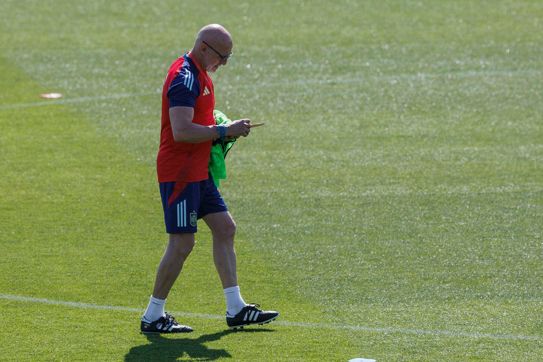 El seleccionador nacional Luis de la Fuente durante el entrenamiento que el combinado nacional ha llevado a cabo en la Ciudad del Fútbol de las Rozas, en Madrid, para preparar su partido amistoso de mañana ante Andorra. EFE/Rodrigo Jiménez