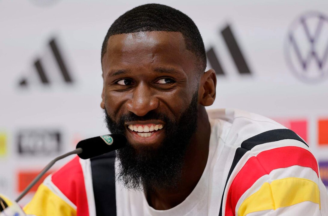 El futbolista alemán Antonio Rüdiger en una conferencia de prensa después del entrenamiento de su selección en Herzogenaurach, Alemania. EFE/EPA/RONALD WITTEK