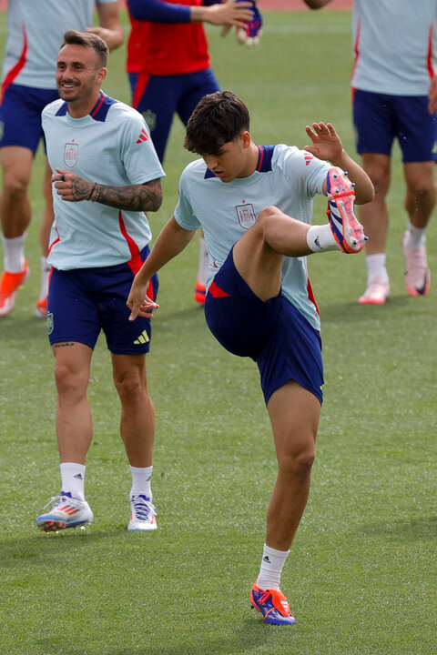 El defensa de la selección española Pau Cubarsí, este viernes durante el entrenamiento en la Ciudad del Fútbol de Las Rozas, preparatorio del partido amistoso de mañana sábado frente a Irlanda del Norte en Son Moix. EFE/ Zipi Aragón