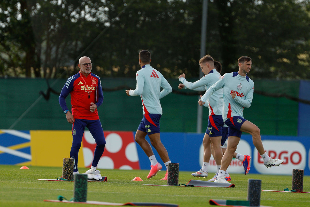 El seleccionador nacional, Luis de la Fuente (i), y los jugadores Dani Olmo (2-d) y Fabián Ruiz (d), entre otros, durante el entrenamiento de este lunes en el Centro Deportivo SV Aasen, en la localidad de Donaueschingen, Alemania, donde España establece su 'cuartel general' para la Eurocopa 2024. EFE/J.J. Guillén