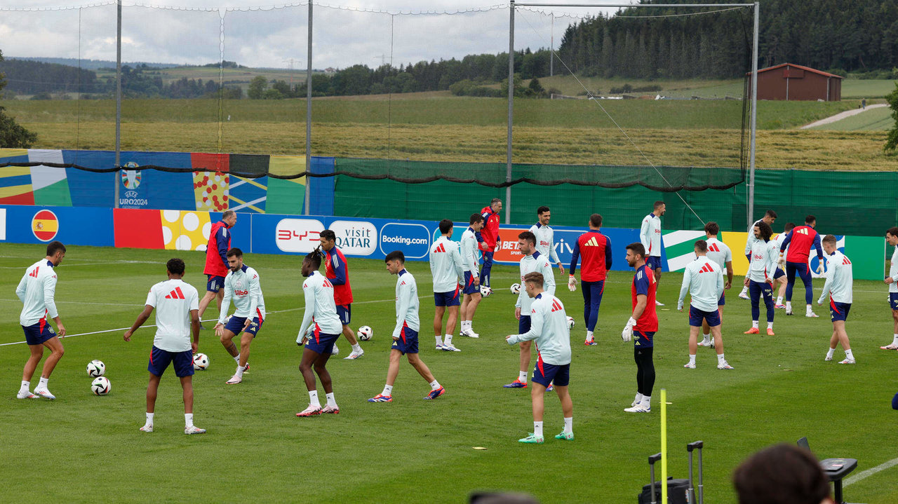 Jugadores de la selección masculina de fútbol durante el entrenamiento del equipo en Donaueschingen, Alemania, este martes. La selección española sigue concentrada en la localidad de Donaueschingen con vistas a su participación en la Eurocopa de Alemania, en la que debuta el sábado contra la de Croacia en Berlín. EFE/ J.J. Guillén