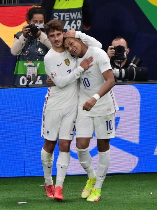 Kylian Mbappe y Antoine Griezmann, en una foto de archivo. EFE/EPA/Marco Betorello