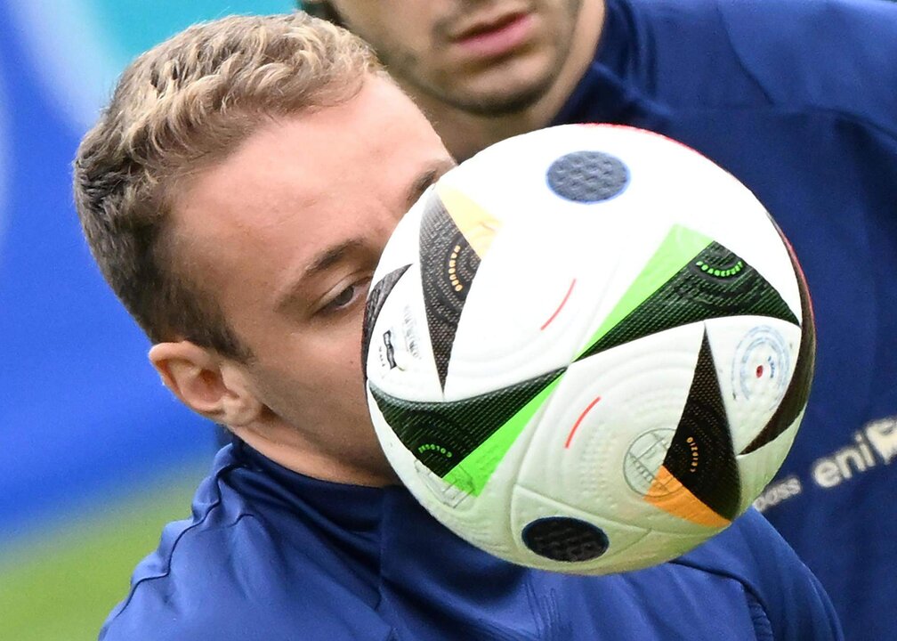 El centrocampista italiano Davide Frattesi durante un entrenamiento en el estadio Hemberg Nord Hale, de cara a su preparación para la Eurocopa 2024, este miércoles en Iserlohn, Alemania. EFE/Daniel Dal Zennaro