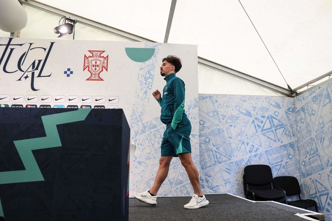 Vitor Machado, 'Vitinha', centrocampista de la selección de Portugal, durante la rueda de prensa de este viernes en destacó este viernes Harsewinkel. EFE/EPA/MIGUEL A. LOPES