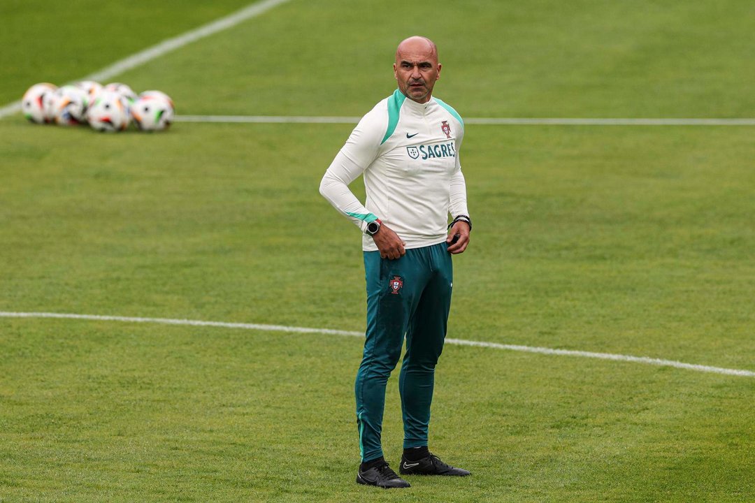 El seleccionador de Portugal Roberto Martínez durante una sesión de entrenamiento abierta al público en Heidewaldstadion en Guetersloh, Alemania. EFE/EPA/MIGUEL A. LOPEZ