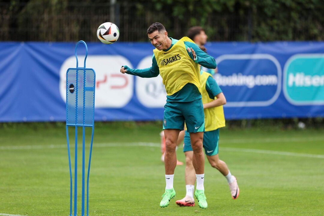 El jugador portugués Cristiano Ronaldo participa en una sesión de entrenamiento de su selección en Harsewinkel, Alemania. EFE/EPA/MIGUEL A. LOPEZ