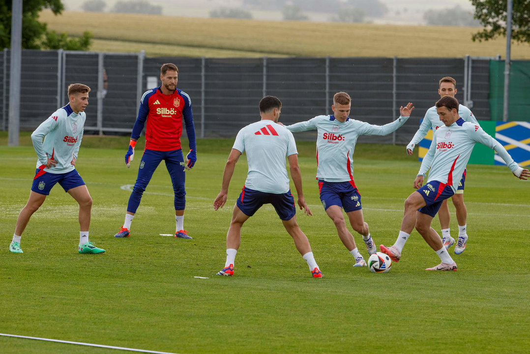 Los españoles entrenan en el complejo deportivo SV Aasen en Donaueschingen, Alemania. EFE/J.J.Guillen