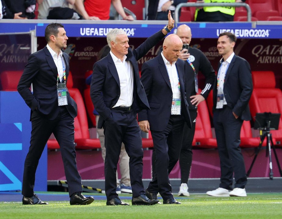 El cuerpo técnico de Francia con Didier Deschamps (2I) a la caneza antes del partido Austria-Francia en Dusseldorf, Alemania. EFE/EPA/CHRISTOPHER NEUNDORF