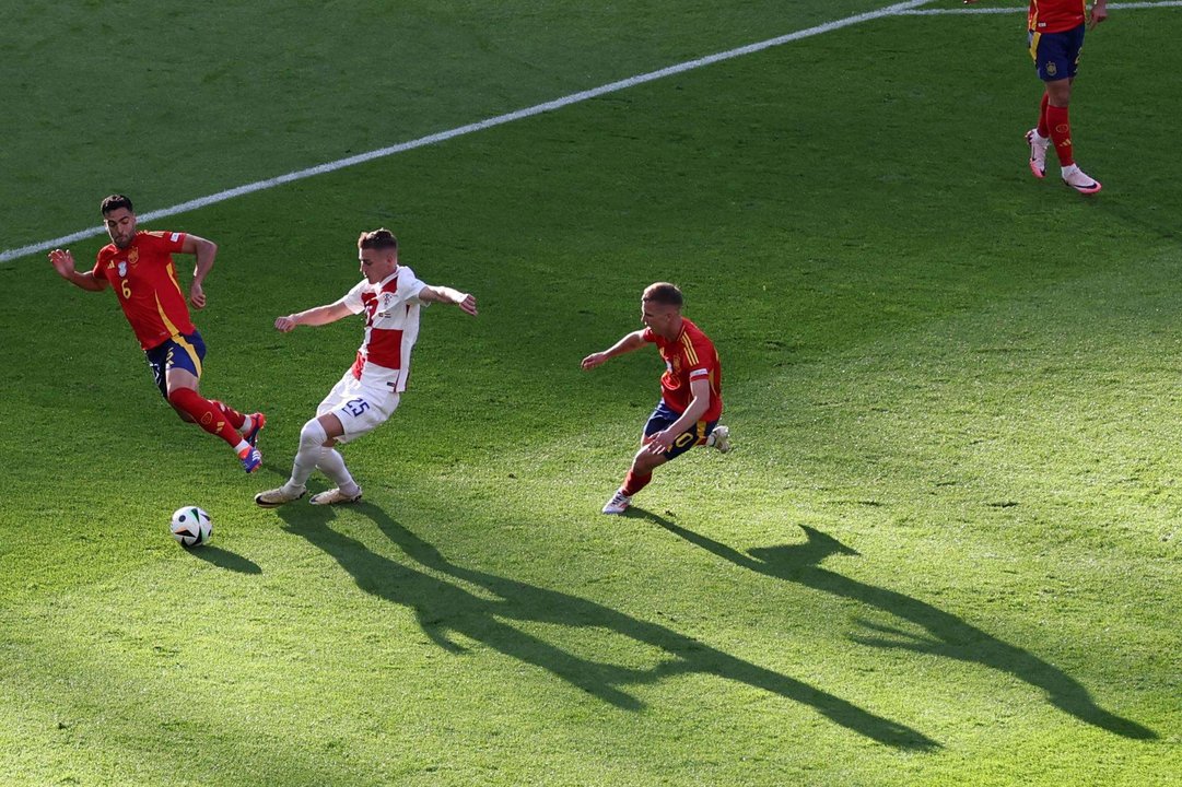 (I-D) Mikel Merino y Luka Sucic y cerca Dani Olmo durante el debut de España y Crocia el pasado 15 de junio. EFE. EFE/EPA/ABEDIN TAHERKENAREH