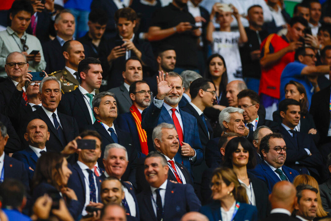 El rey Felipe VI (c) antes del inicio del encuentro disputado este jueves entre España e Italia correspondiente al segundo encuentro de la fase de grupos de la Eurocopa 2024 en Gelsenkirchen (Alemania). EFE/ Alberto Estévez