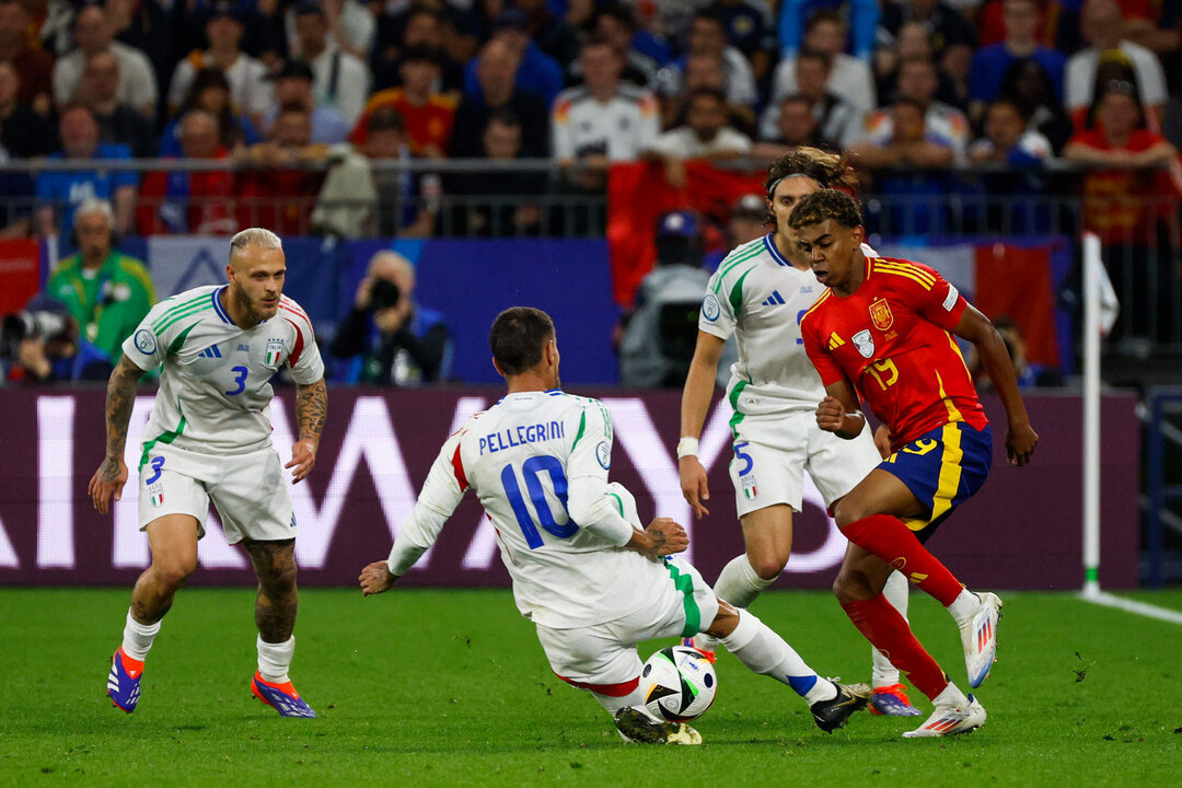 El delantero de la selección española de fútbol Lamine Yamal (d) pelea un balón con Lorenzo Pellegrini (2i), de la selección italiana, durante el encuentro de la fase de grupos de la Eurocopa 2024 en el Arena AufSchalke, Gelsenkirchen (Alemania). EFE//JJ Guillén