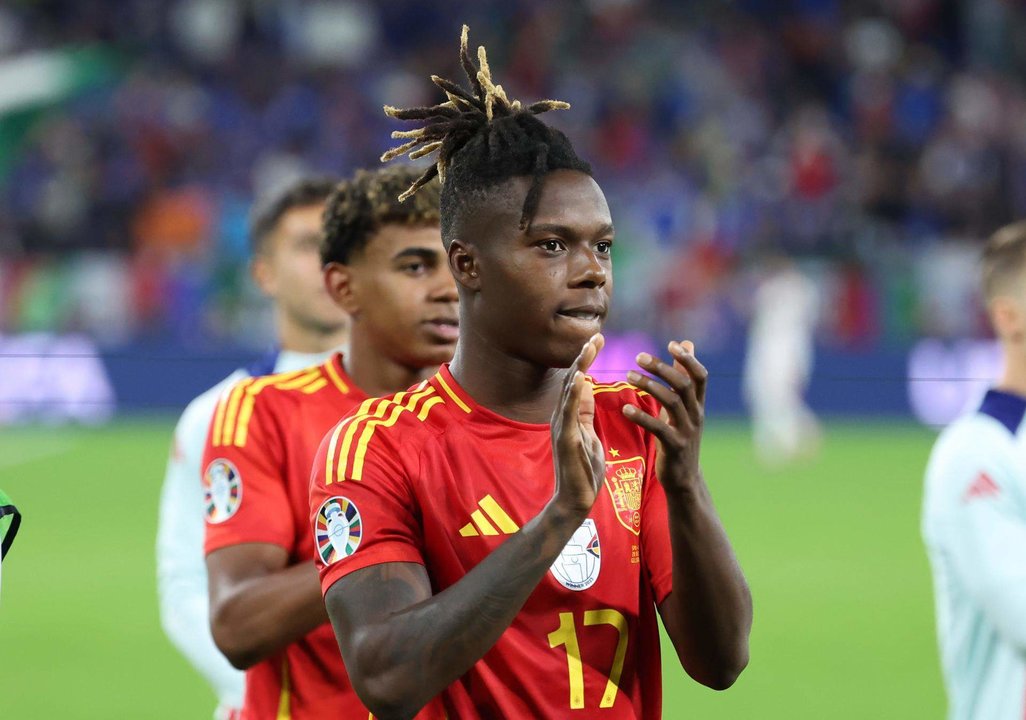 El delantero de la selección española, Nico Williams (d), durante el encuentro de la fase de grupos de la Eurocopa 2024 que España e Italia en el Arena AufSchalke, Gelsenkirchen (Alemania). EFE/EPA/CHRISTOPHER NEUNDORF