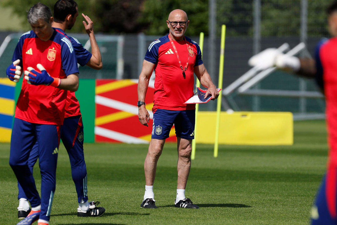 El seleccionador Luis de la Fuente, durante un entrenamiento de la selección española de fútbol en Donaueschingen. EFE/ J.J. Guillén