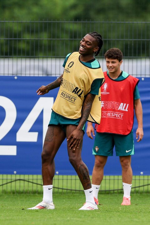 Rafael Leao (I), extremo de la selección portuguesa y Joao Neves en la sesión de entrenamiento en Marienfeld, Harsewinkel, Alemania. EFE/EPA/MIGUEL A. LOPES