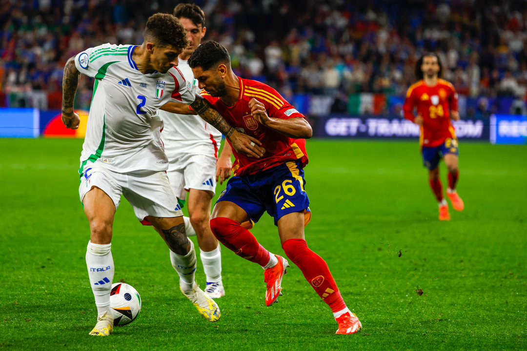 El delantero de la selección española de fútbol Ayoze Pérez (d) lucha con Giovanni Di Lorenzo, de la selección italiana, durante el encuentro de la fase de grupos de la Eurocopa 2024 que los combinados nacionales de España e Italia en el Arena AufSchalke, Gelsenkirchen (Alemania). EFE/JJ Guillén