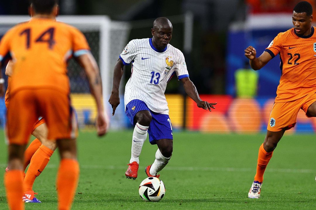 El francés N'Golo Kante (C) en el partido que su selección jugó el viernes ante Países Bajos en la Eurocopa de Alemania. EFE/EPA/FILIP SINGER