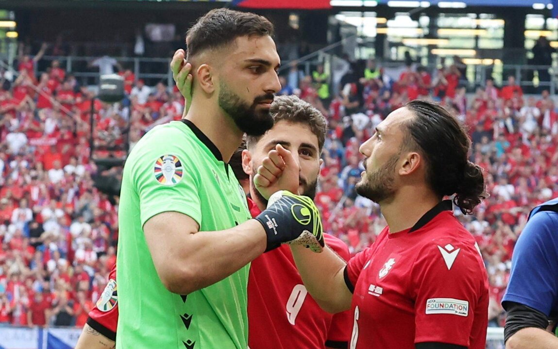 El portero de Georgia Giorgi Mamardashvili () es felicutado por su compañero Giorgi Kochorashvili (d) durante el partido del grupo Fque han jugado Georgia y República Checa en Hamburgo. EFE/EPA/ABEDIN TAHERKENAREH