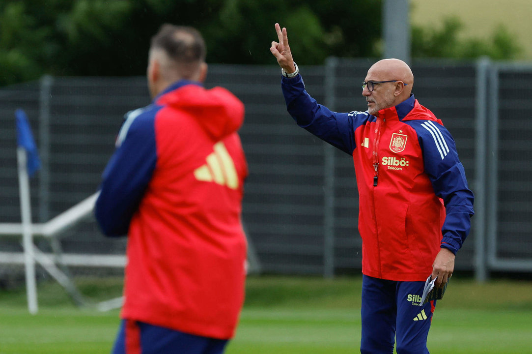 El técnico de la selección española de fútbol, Luis de la Fuente, durante un entrenamiento del combinado español en las instalaciones de Der Oschberghof en la localidad alemana de Donaueschingen. EFE / J.J. Guillén.