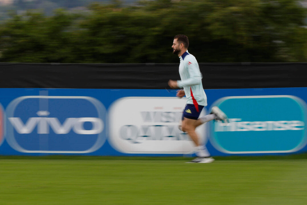 El jugador español Nacho (i) en la sesión de entrenamiento de la selección española celebrada en Donaueschingen, Alemania. EFE/ JJ Guillén