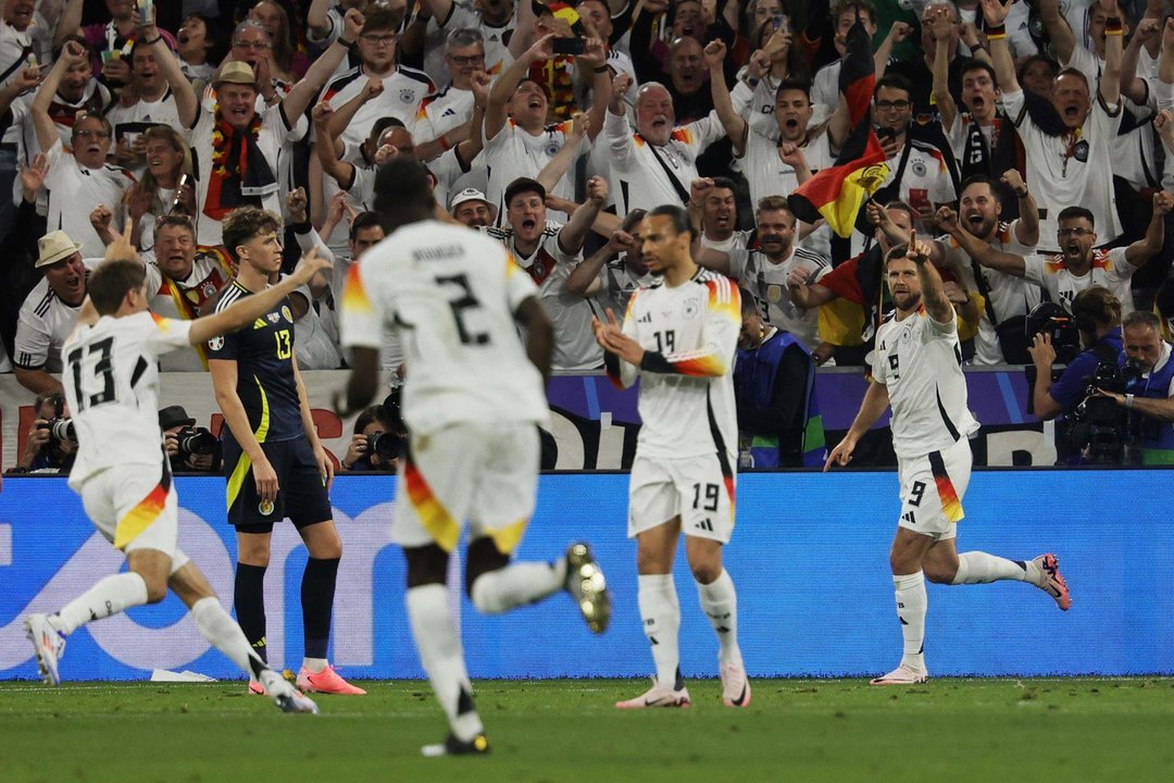 El alemán Niclas Fullkrug (d) celebra un gol con su selección, en una foto de archivo. EFE/EPA/RONALD WITTEK