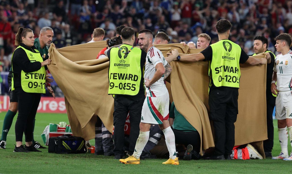 El futbolista húngaro Barnabas Varga (escondido) recibe atención médica tras sufrir un golpe, en una foto de archivo. (Alemania, Hungría) EFE/EPA/MOHAMED MESSARA