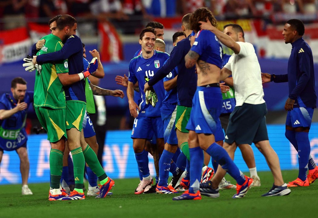 Los italianos celebran la clasificación tras el partido del grupo B que han jugado Croaica e Italia en Leipzig, Alemania. EFE/EPA/FILIP SINGER