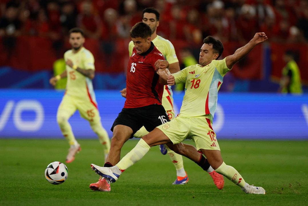 El centrocampista español Martín Zubimendi (d) disputa una posesión ante el mediocentro albanés Medon Berisha (c) durante el encuentro de la fase de grupos de la Eurocopa 2024 disputado entre las selecciones de España y Albania en Düsseldorf (Alemania), en una foto de archivo. EFE/ Alberto Estévez