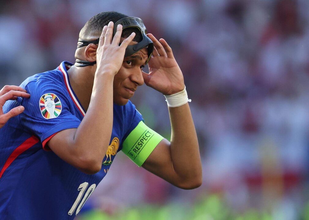 El francés Kylian Mbappé reacciona durante el partido del grupo D que han jugado Francia y Polonia en Dortmund, Alemania. EFE/EPA/FRIEDEMANN VOGEL