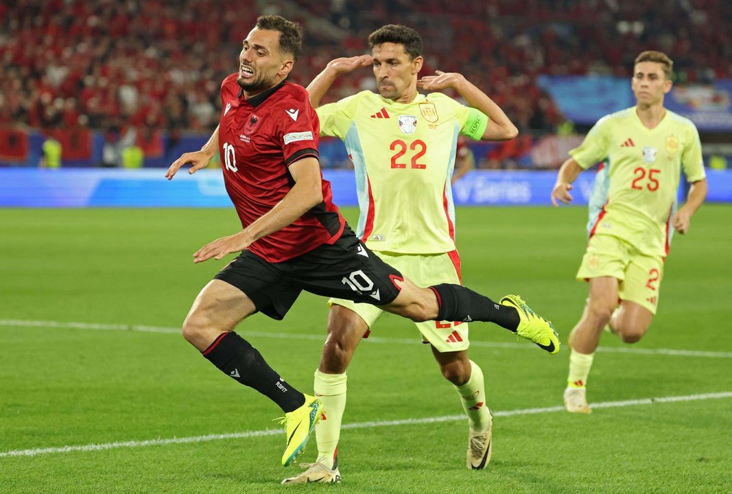 El jugador de Albania Nedim Bajrami (I) junto a Jesus Navas en Duüsseldorf.EFE/EPA/FRIEDEMANN VOGEL