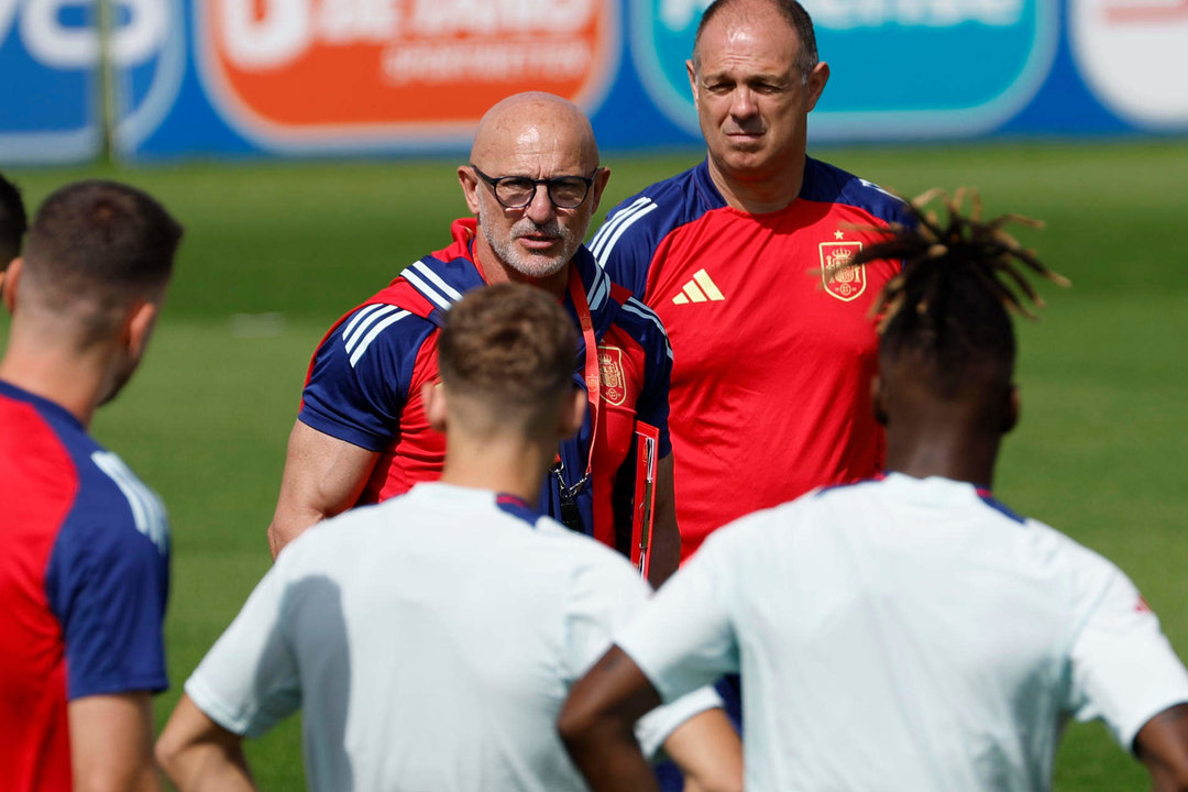 El seleccionador Luis de la Fuente dirige un entrenamiento del combinado español en la localidad alemana de Donaueschingen para preparar el partido de octavos de final en Colonia. EFE/J.J. Guillén