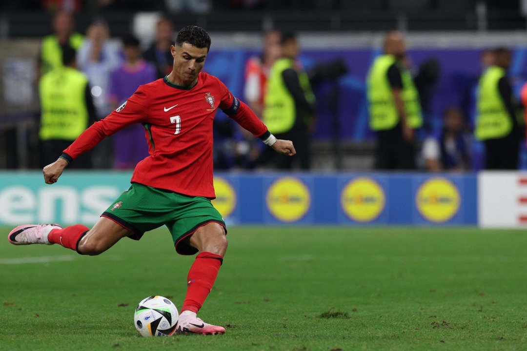El delantero de Portugal Cristiano Ronaldo lanza el penalti ante Oblak en la prórroga del partido de octavos de final entre Portugal y Eslovenia en Frákfort, Alemania. EFE/EPA/MIGUEL A. LOPES