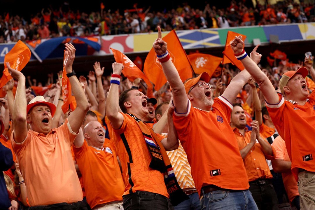 Los aficonados neerlandeses durante el partido de octavos de la Eurocopa 2024 que han jugado Rumanía y Países Bajos en Múnich, Alemania. EFE/EPA/ANNA SZILAGYI