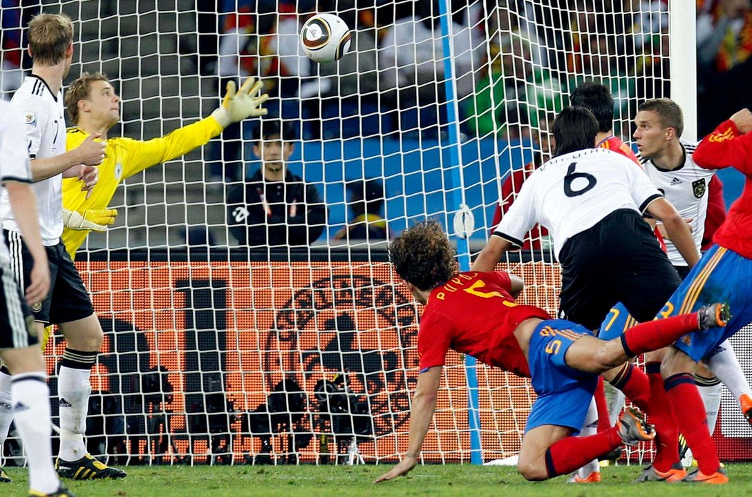 El defensa español Carles Puyol (c) consigue batir al portero aleman Manuel Neuer (iz) en el partido de la semifinal del Mundial de Sudáfrica que las selecciones de Alemania y España disputaron del Durban Stadium en 2010.EFE/Juan Carlos Cárdenas