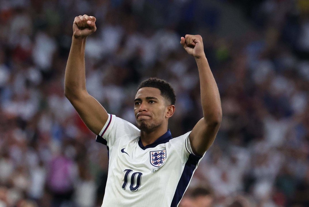 El jugador inglés Jude Bellingham celebra la clasificación de Inglaterra a los cuartos de final de la Eurocopa, tras vecer a Eslovenia, en una foto de archivo. EFE/EPA/ABEDIN TAHERKENAREH