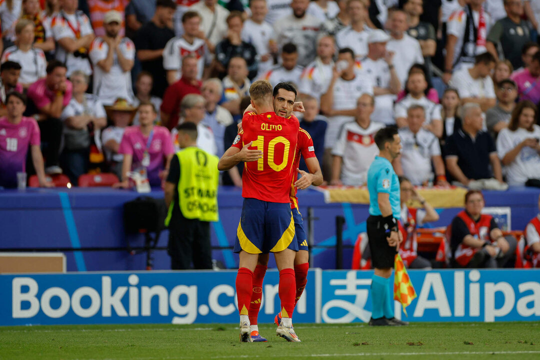 El centrocampista de la selección española de fútbol Mikel Merino (d) celebra con Dani Olmo tras marcar el segundo gol, durante el partido de cuartos de final de la Eurocopa que España y Alemania han disputado en Stuttgart. EFE/Alberto Estévez