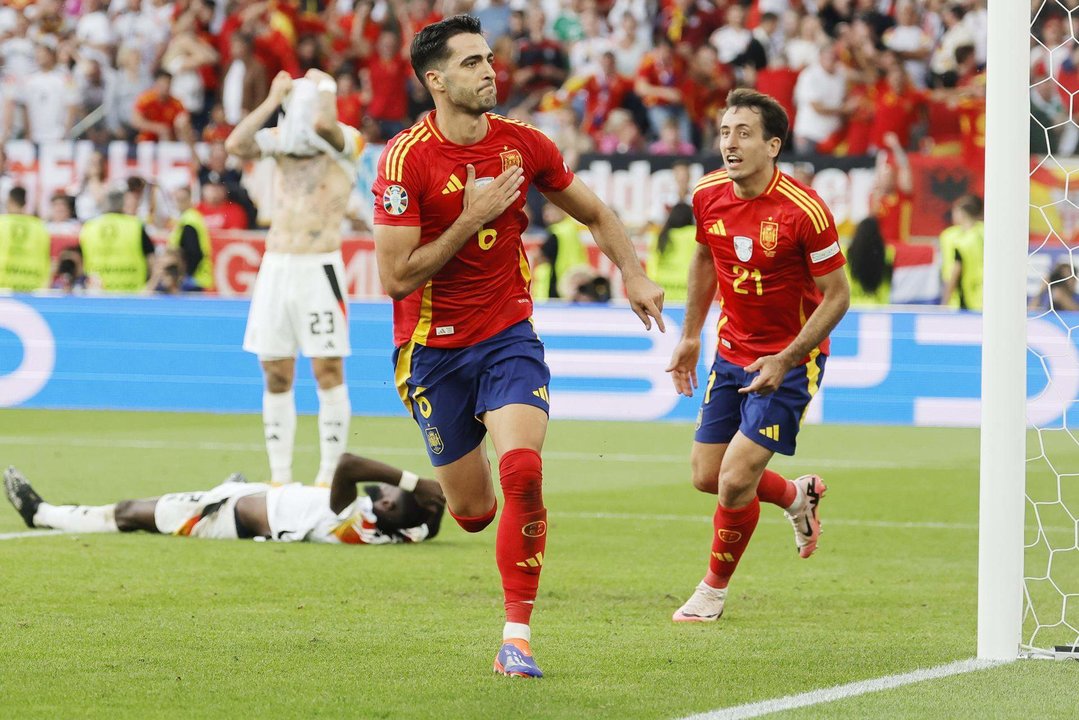 Mikel Merino celebra frente a Alemania el gol que dio a España el pase a semifinales de la Eurocopa 2024 en partido disputado este viernes en Stuttgart. EFE/EPA/RONALD WITTEK