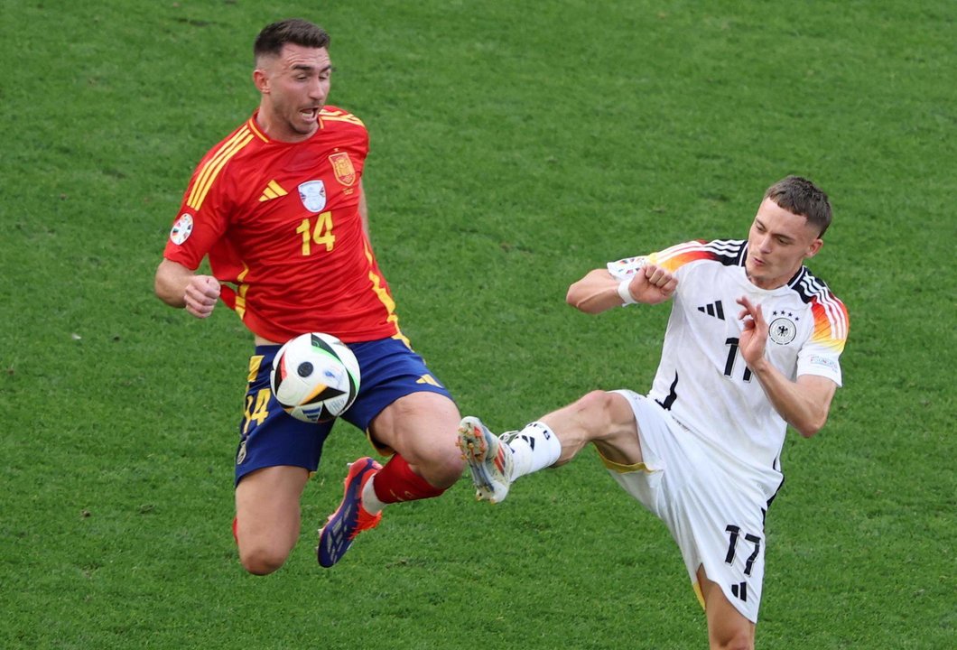 Aymeric Laporte (i) pelea por el esférico con Florian Wirtz durante el encuentro de cuartos de final de la Eurocopa 2024 que midió a España contra Alemania. EFE/EPA/GEORGI LICOVSKI