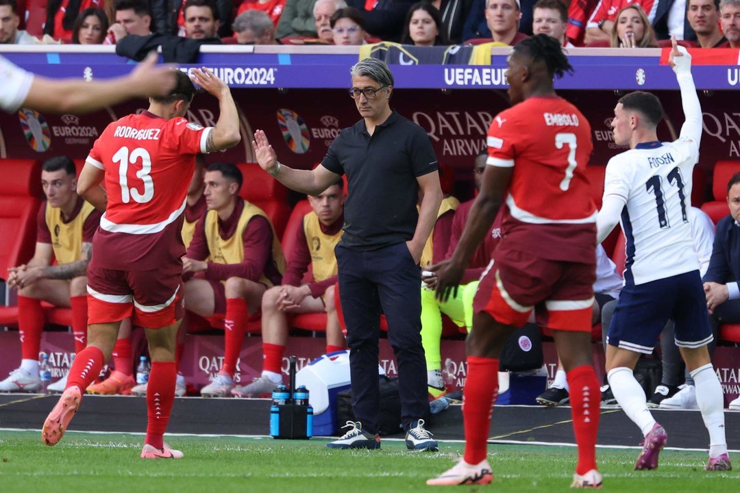 El seleccionador suizo Murat Yakin da instrucciones durante el partido de cuartos que han jugado Inglaterra y Suiza en Düsseldorf, Alemania, EFE/EPA/GEORGI LICOVSKI