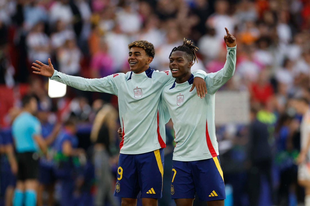 Los jugadores de España Lamine Yamal (i) y Nico Williams celebran su victoria en el partido de cuartos de final de la Eurocopa entre España y Alemania, en Stuttgart, en una foto de archivo. EFE/ Alberto Estévez