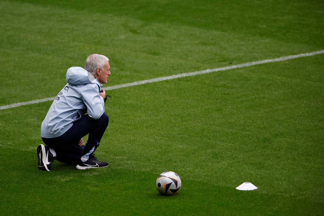 El seleccionador de Francia, Didier Deschamps, durante un entrenamiento que el equipo francés ha realizado en Paderborn (Alemania). EFE/Alberto Estévez