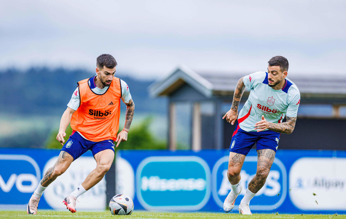 Los jugadores de la selección española de fútbol Joselu y Alex Baena, durante el entrenamiento de este domingo. EFE/ Pablo García/RFEF