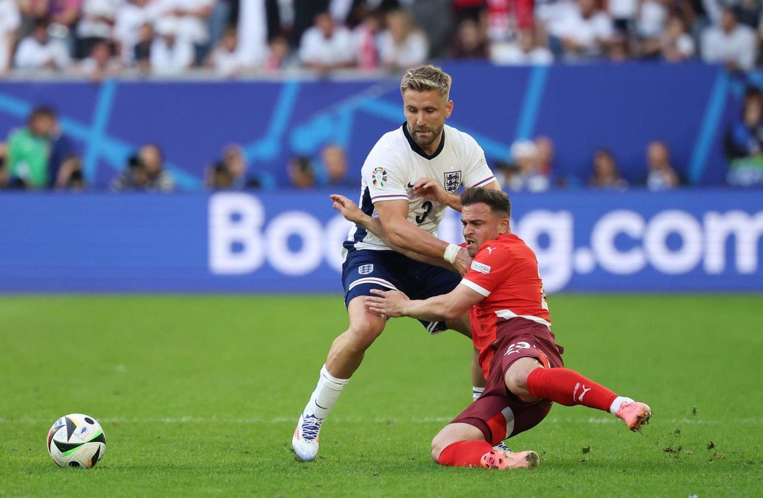 Luke Shaw (I) en el partido contra Suiza, de cuartos de final de la Eurocopa. EFE/EPA/FRIEDEMANN VOGEL