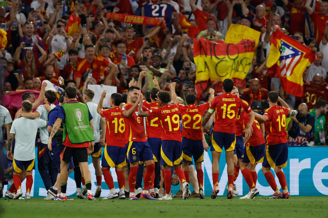 Los jugadores de la selección española celebran su pase a la final tras derrotar a la selección de Francia durante el partido de semifinales de la Eurocopa de fútbol que España y Francia han disputado en Múnich. EFE/Alberto Estevez.