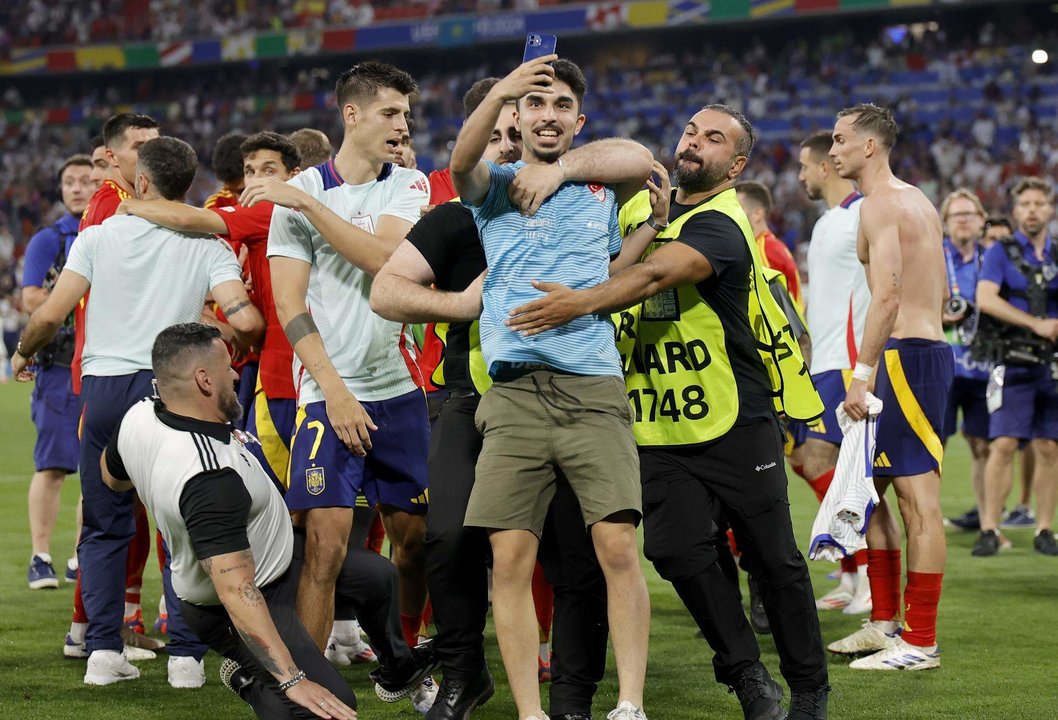 Un miembro de la seguridad resbala y golpea a Morata; pudo lesionarlo Alvaro Morata durante el partido de semifinales de la Eurocopa de fútbol que España y Francia disputaron en Múnich.) EFE/EPA/RONALD WITTEK