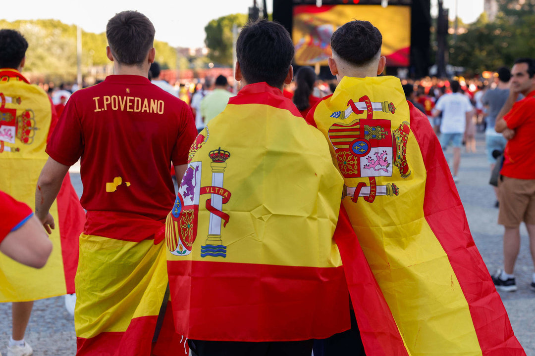 Aficionados españoles ante una pantalla gigante en Madrid para ver el partido de semifinales de la Eurocopa de fútbol entre España y Francia. EFE/ Mariscal